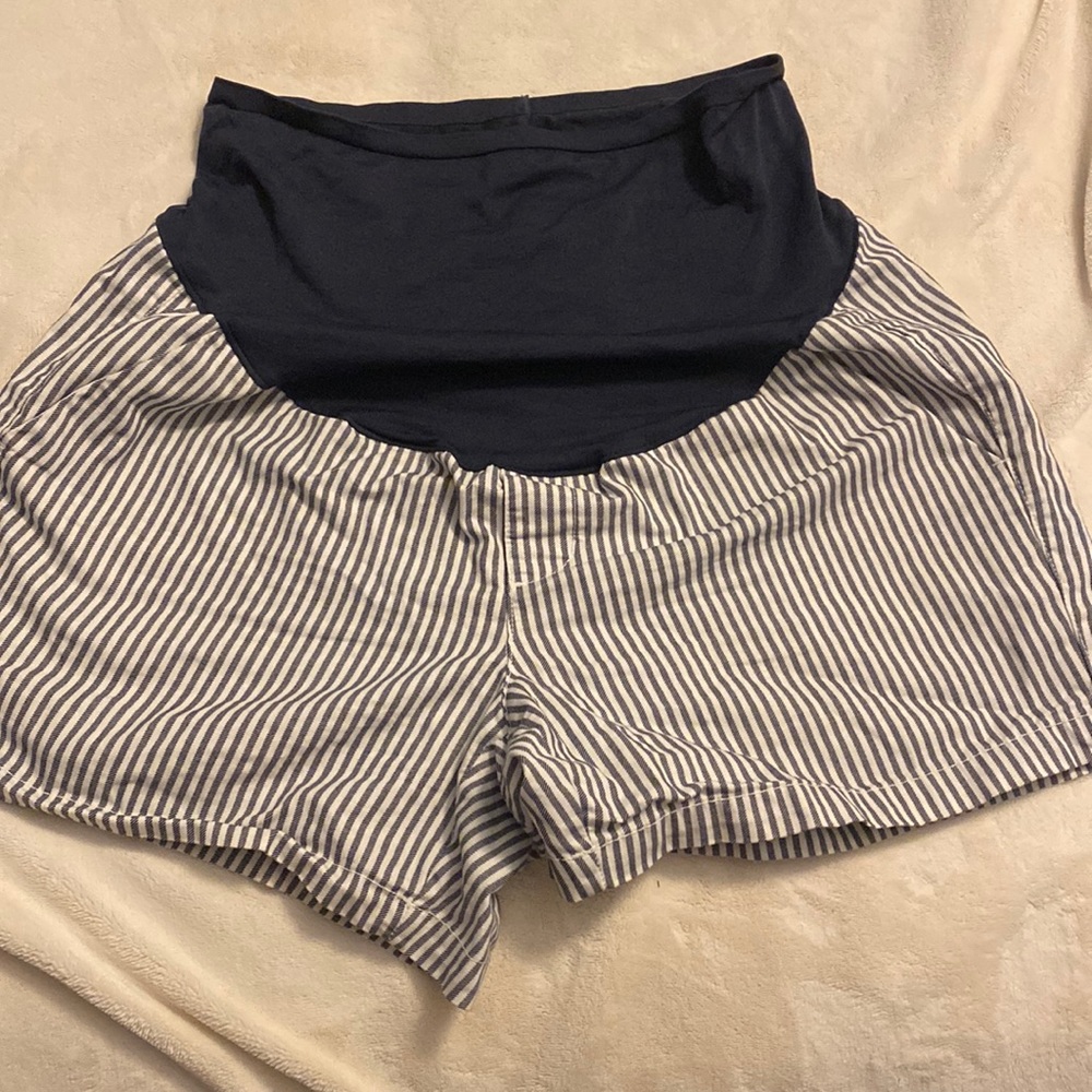 Striped maternity shorts